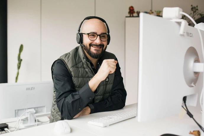 Farzad von FM Talents begleitet iranische Ingenieure beim Einstieg in den technischen Arbeitsmarkt in Deutschland.